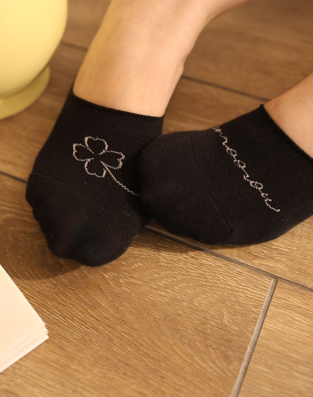 앤무오유 F04_LUCKY CLOVER FAKE SOCKS_black 착용컷