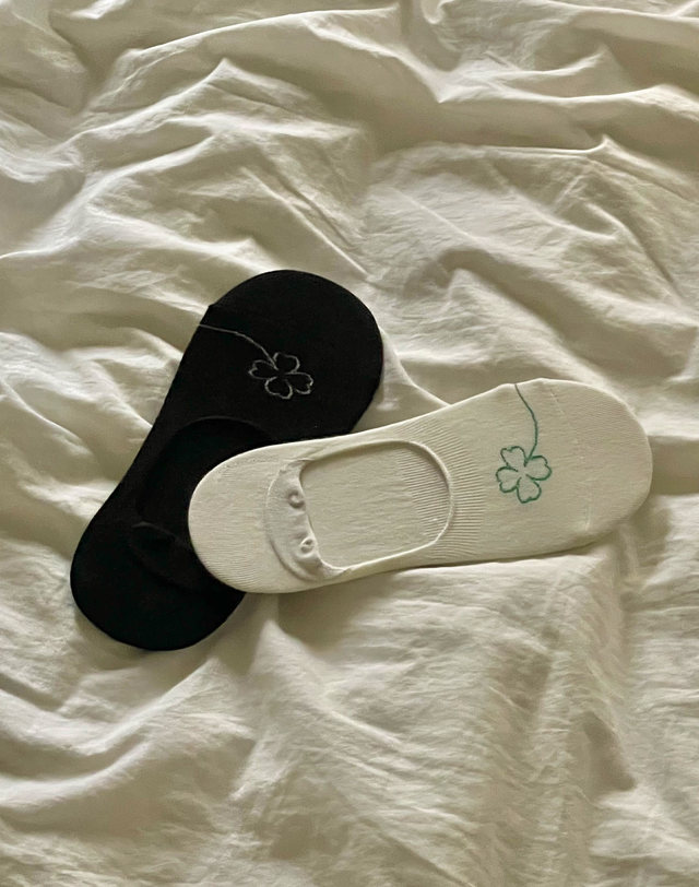앤무오유 F04_LUCKY CLOVER FAKE SOCKS_black 착용컷