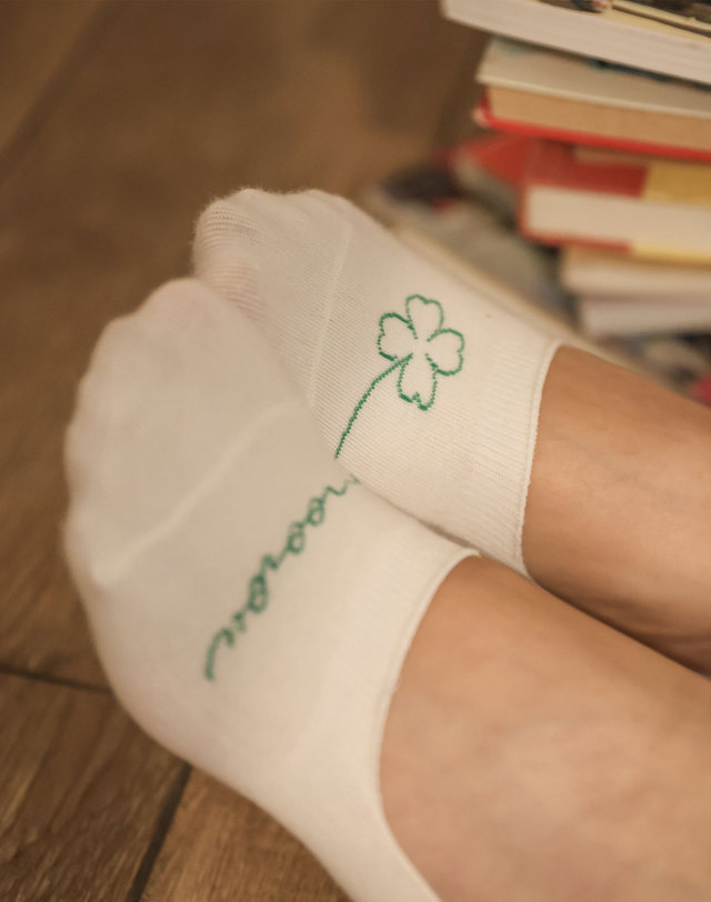 앤무오유 F04_LUCKY CLOVER FAKE SOCKS_cream 착용컷