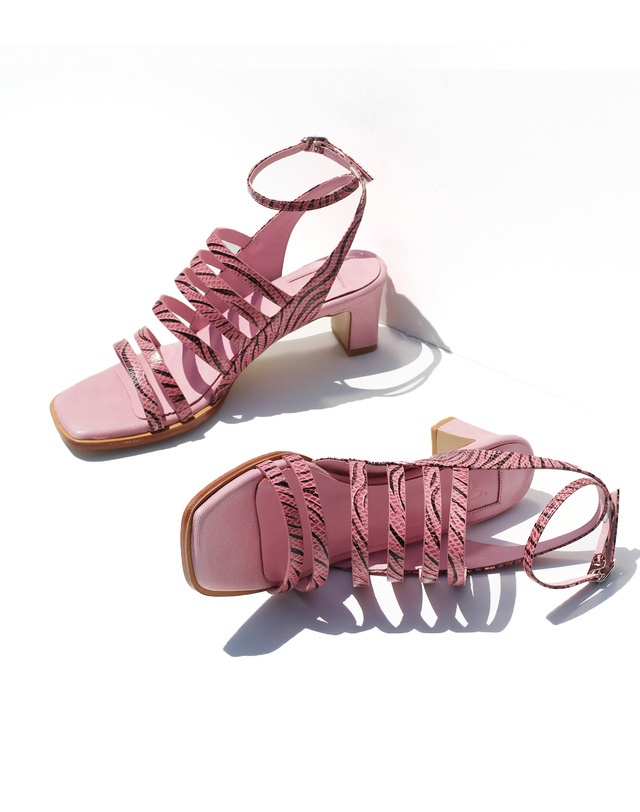 오슈디자인스 (245szie)핑크 지브라 패턴 식스라인 스퀘어토 스트랩 샌들 5cm 연두 착용컷
