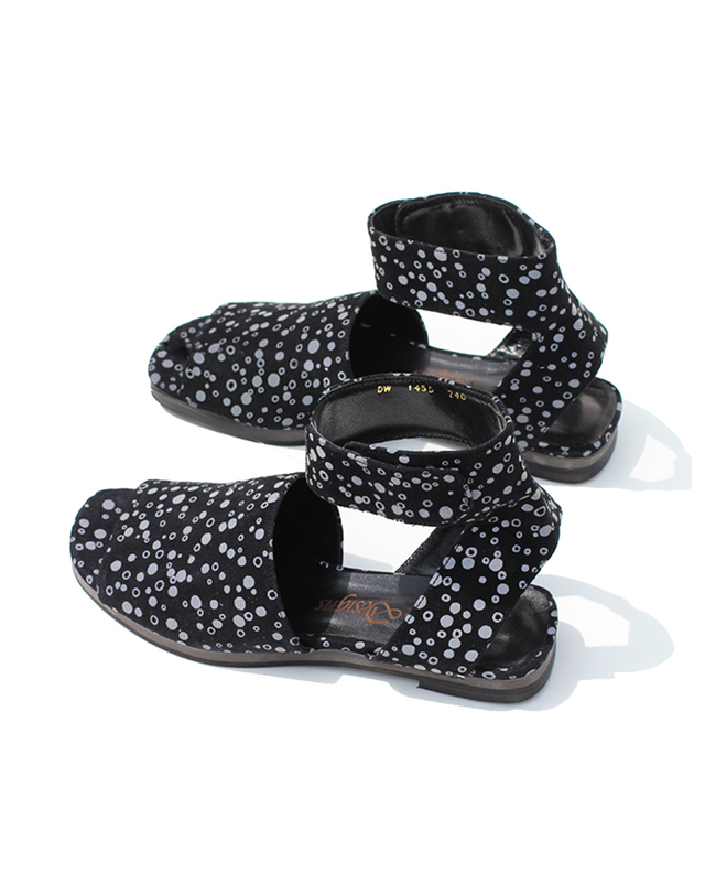 오슈디자인스 (235size)블랙 야광 프린트 스웨이드 스트랩 샌들 1cm 착용컷