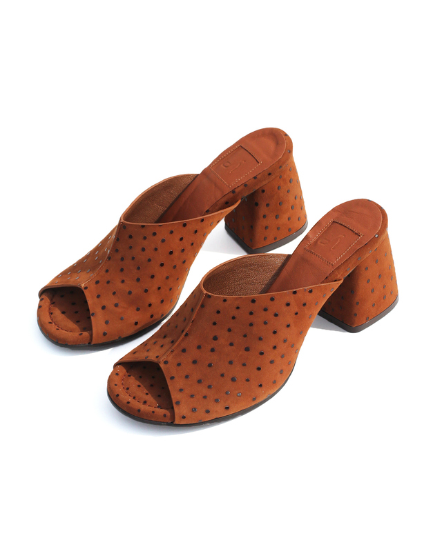 오슈디자인스 브라운 스웨이드 도트 써클 라운드 토 뮬 6cm 7cm 착용컷