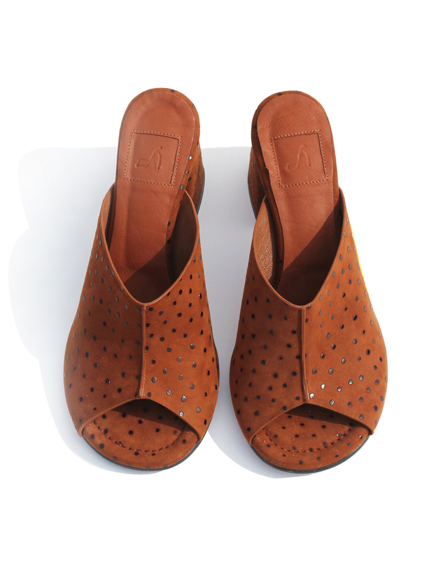 오슈디자인스 브라운 스웨이드 도트 써클 라운드 토 뮬 6cm 7cm 착용컷