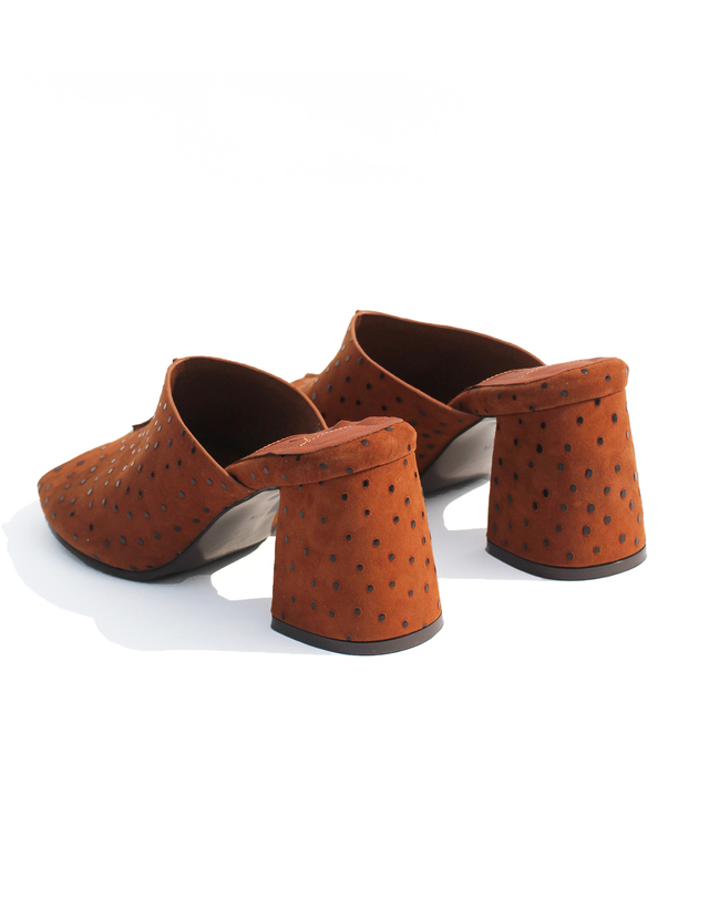 오슈디자인스 브라운 스웨이드 도트 써클 라운드 토 뮬 6cm 7cm 착용컷
