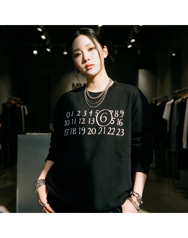 바로배송(전사이즈)26시즌 메종마르지엘라 MM6 넘버링 프린팅 맨투맨 티셔츠 블랙 M61009