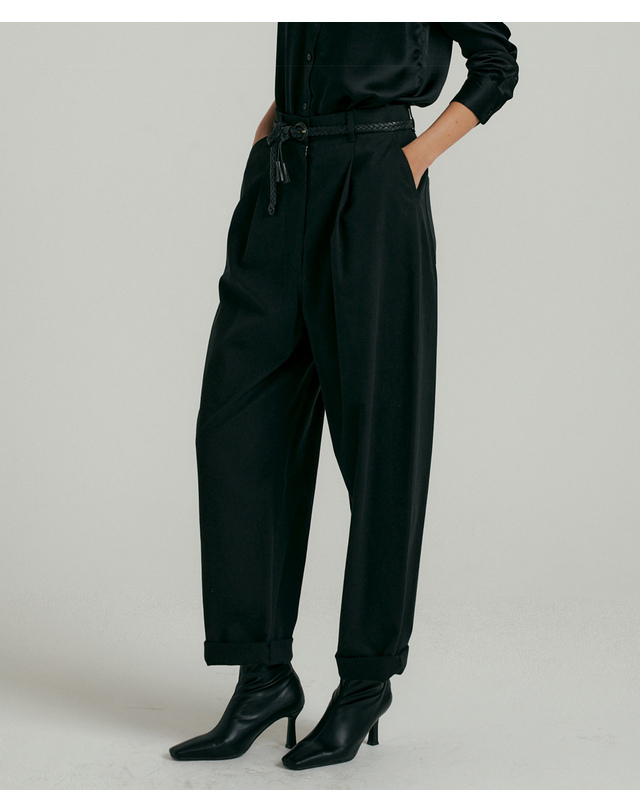 히비스커스 블룸 Tapered-fit Cotton Pants_Black 블랙 착용컷