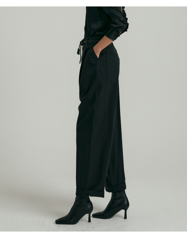 히비스커스 블룸 Tapered-fit Cotton Pants_Black 블랙 착용컷