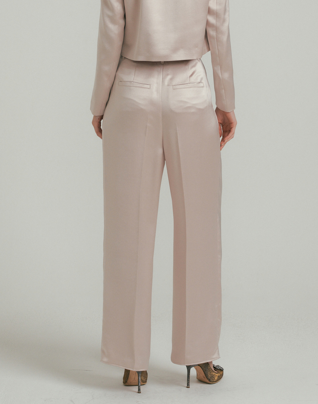 히비스커스 블룸 Straight-fit Satin Slacks Pants - Champagne Gold 블랙 착용컷