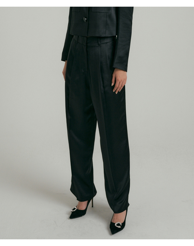 히비스커스 블룸 Straight-fit Satin Pants - Black 블랙 착용컷