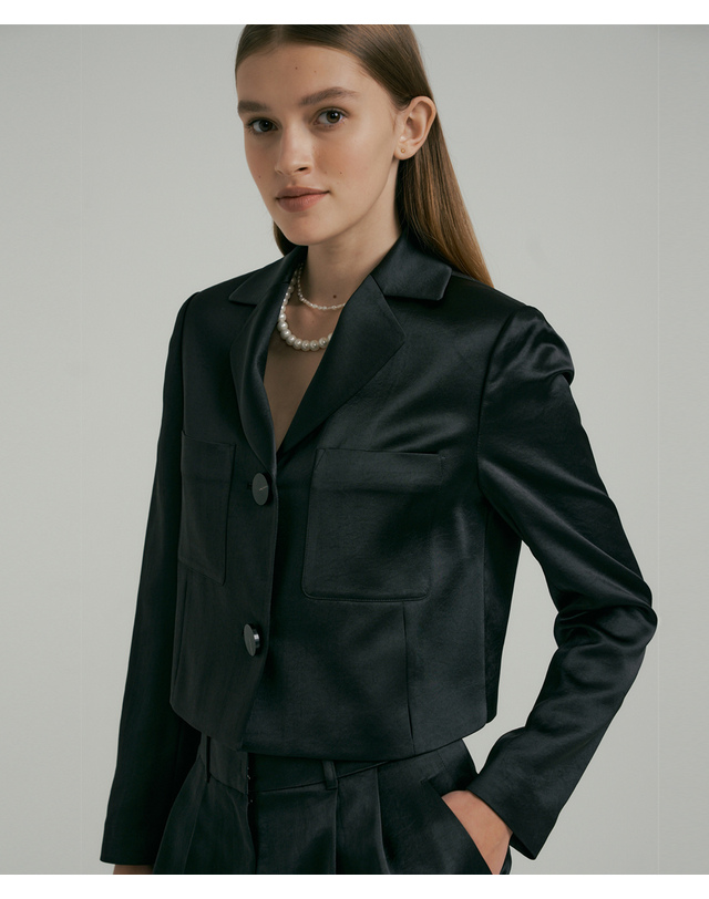 히비스커스 블룸 Satin Crop Jacket - Black 착용컷