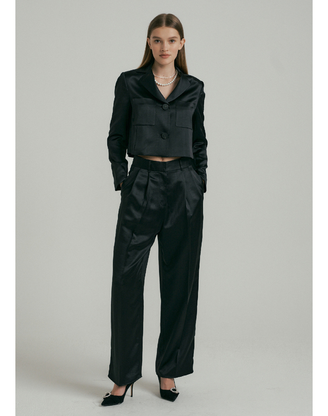 히비스커스 블룸 Satin Crop Jacket - Black 착용컷