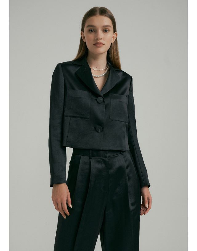 히비스커스 블룸 Satin Crop Jacket - Black 착용컷