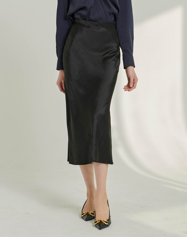 히비스커스 블룸 지젤 새틴 슬릿 스커트 Gisele Satin Side Slit Skirt-Black 블랙 착용컷