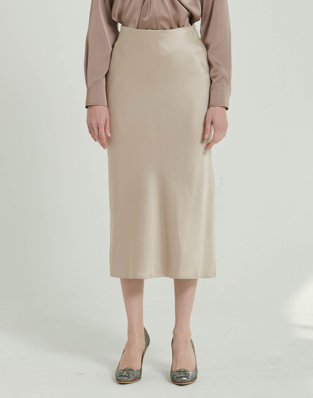 히비스커스 블룸 지젤 새틴 슬릿 스커트 Gisele Satin Side Slit Skirt-Champagne Gold 블랙 착용컷
