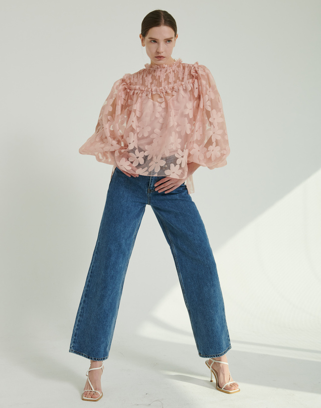 히비스커스 블룸 블러섬 퍼프 슬리브 블라우스 Blossom Puff Sleeve Blouse - Salmon Beige 착용컷
