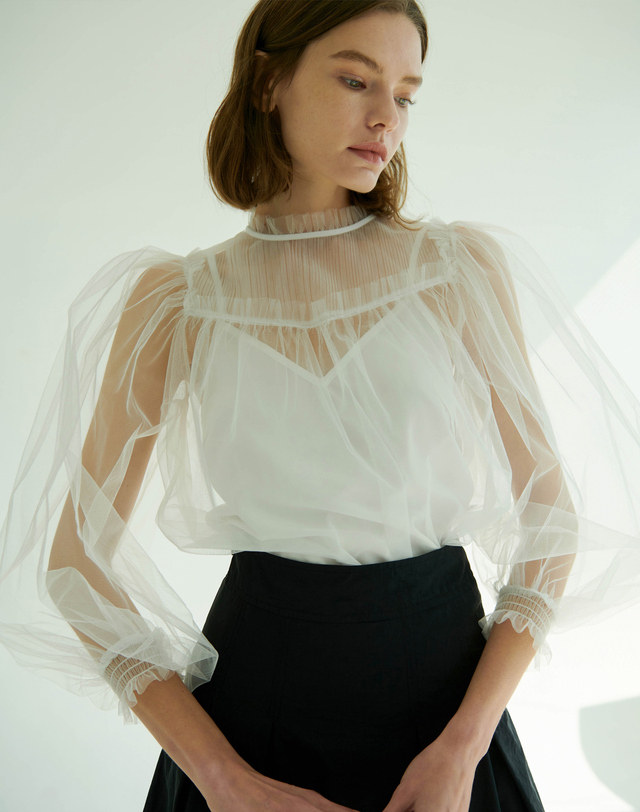 히비스커스 블룸 피오니 튤 블라우스 Peony Tulle Blouse - White 착용컷