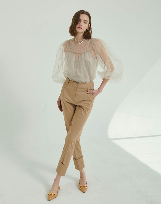 히비스커스 블룸 피오니 튤 블라우스 Peony Tulle Blouse - Beige 착용컷