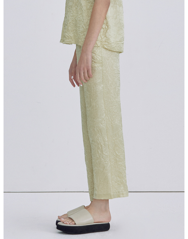분더캄머 Wrinkle Glossy Pants_Light Green 골드 착용컷