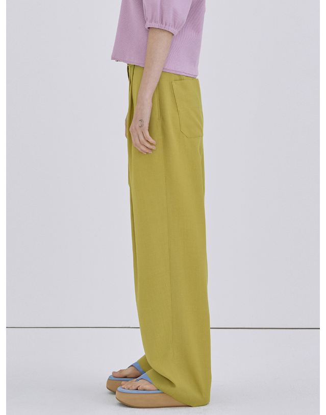 분더캄머 Tuck Wide Trousers_Olive 머스타드 착용컷