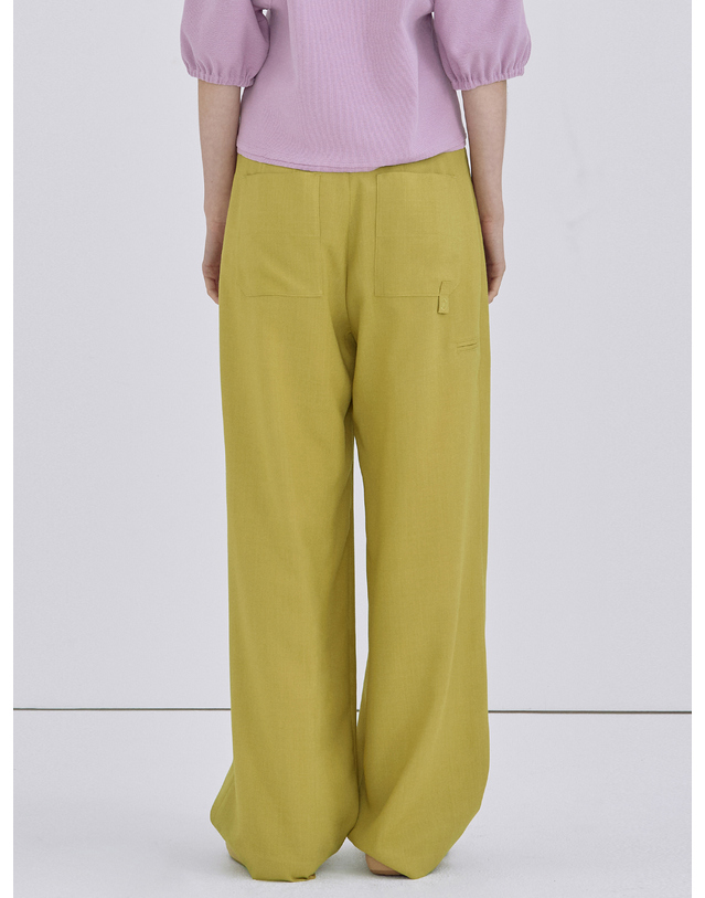 분더캄머 Tuck Wide Trousers_Olive 머스타드 착용컷