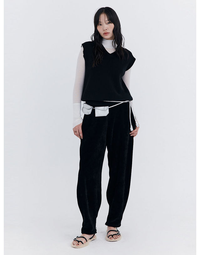 분더캄머 Damage Knit Vest_Black 착용컷
