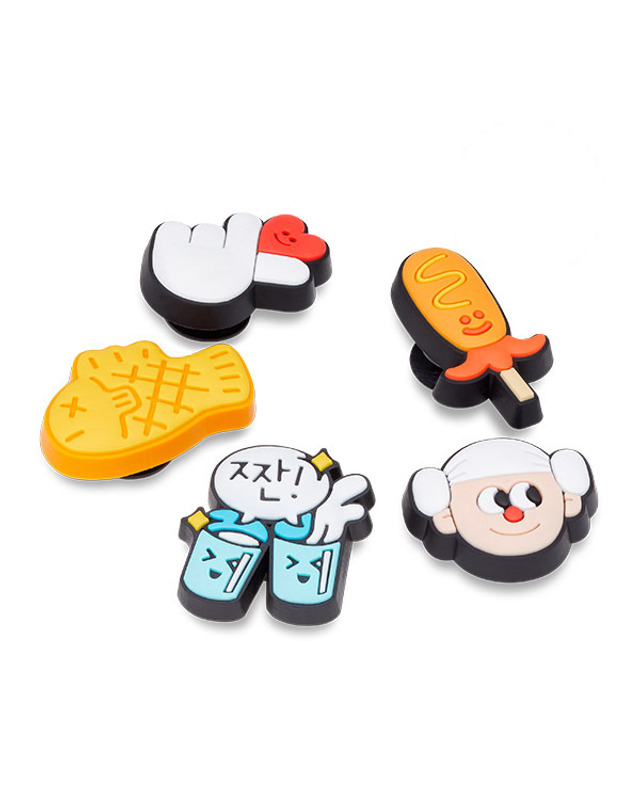 크록스 키즈 지비츠 TRIP TO KOREA 5 PACK 착용컷