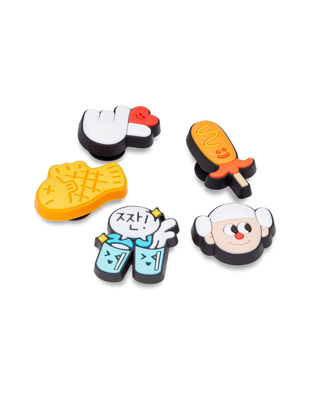 크록스 키즈 지비츠 TRIP TO KOREA 5 PACK 착용컷