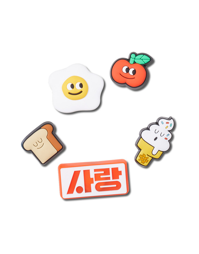 크록스 키즈 지비츠 YUMMY KOREA FOOD 5 PACK 착용컷