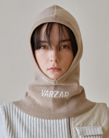 [바잘] VARZAR 로고 니트 바라클라바 베이지
