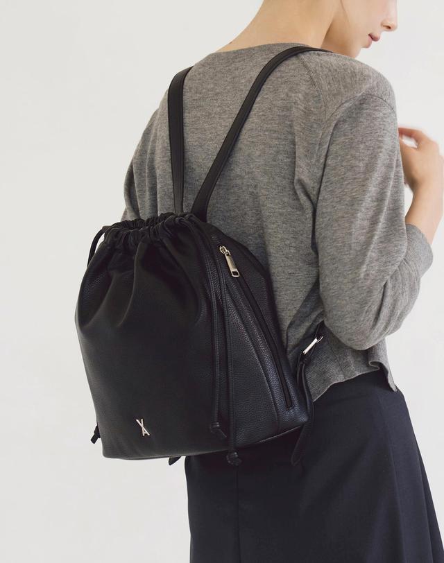 바잘 셀레 드로우 스트링 백팩 미디움 블랙 착용컷