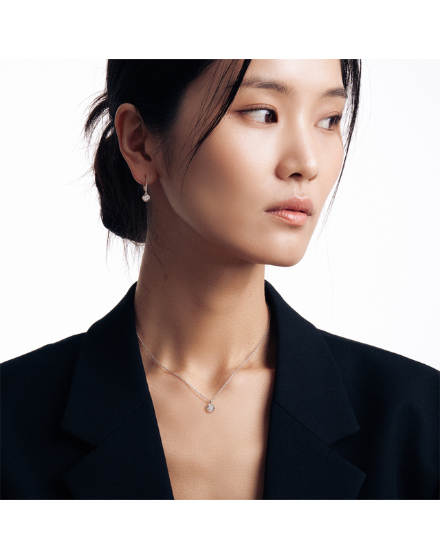 미꼬 팡테옹 0.1ct 다이아몬드 목걸이 착용컷