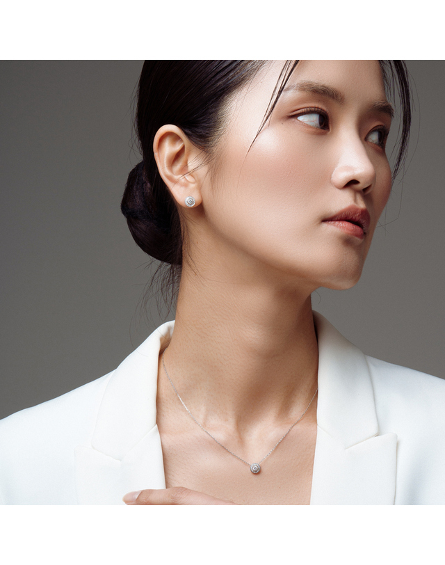 미꼬 필로스 18K 1부 다이아몬드 귀걸이 착용컷