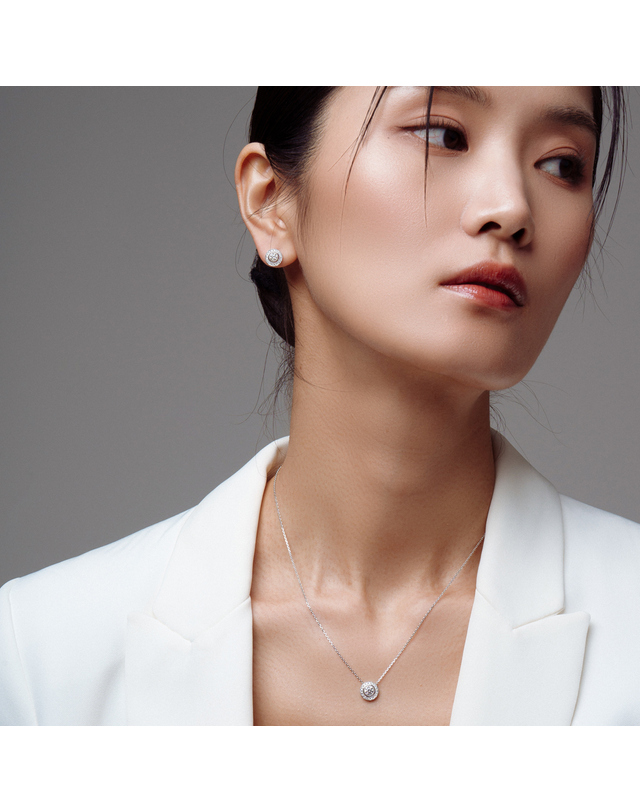 미꼬 필로스 18K 2부 다이아몬드 귀걸이 착용컷