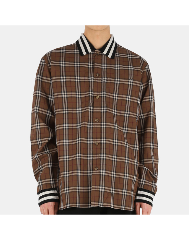 버버리 22 S/S 버버리 남성 스트라이프 카라 체크 셔츠(브라운) 8048181 A9011 착용컷