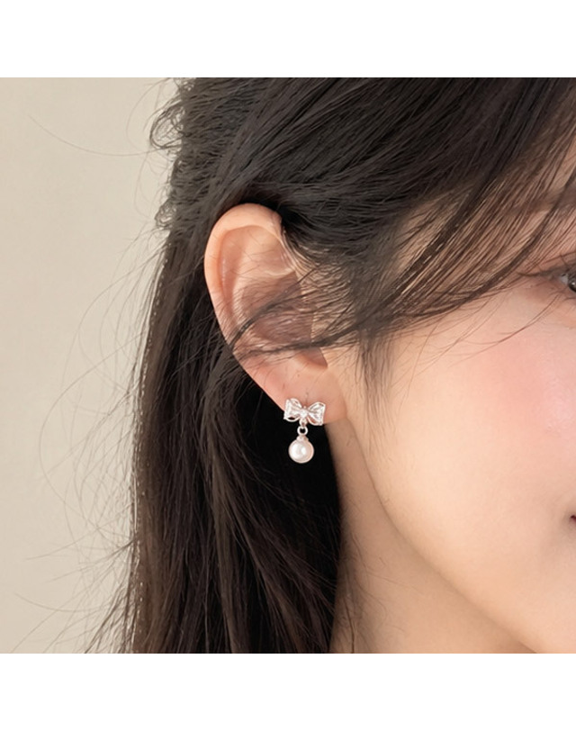 메종드쉬 메종드쉬 귀걸이 퓨어 큐빅 리본 진주 드롭 BCE009 착용컷