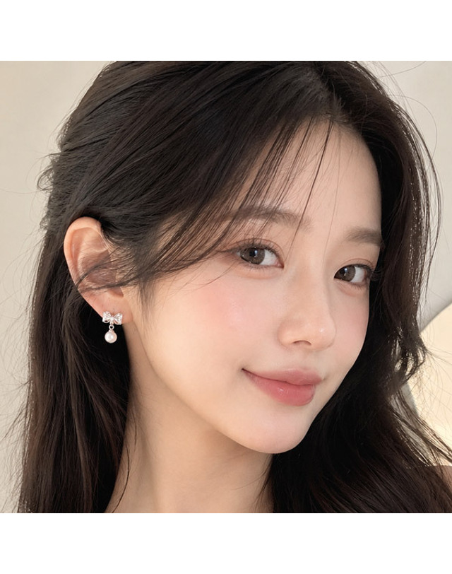 메종드쉬 메종드쉬 귀걸이 퓨어 큐빅 리본 진주 드롭 BCE009 착용컷