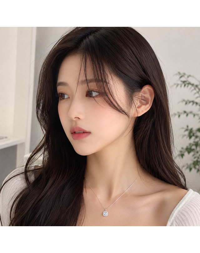 메종드쉬 메종드쉬 목걸이 글램 스퀘어 솔리테어 펜던트 BCN011 착용컷