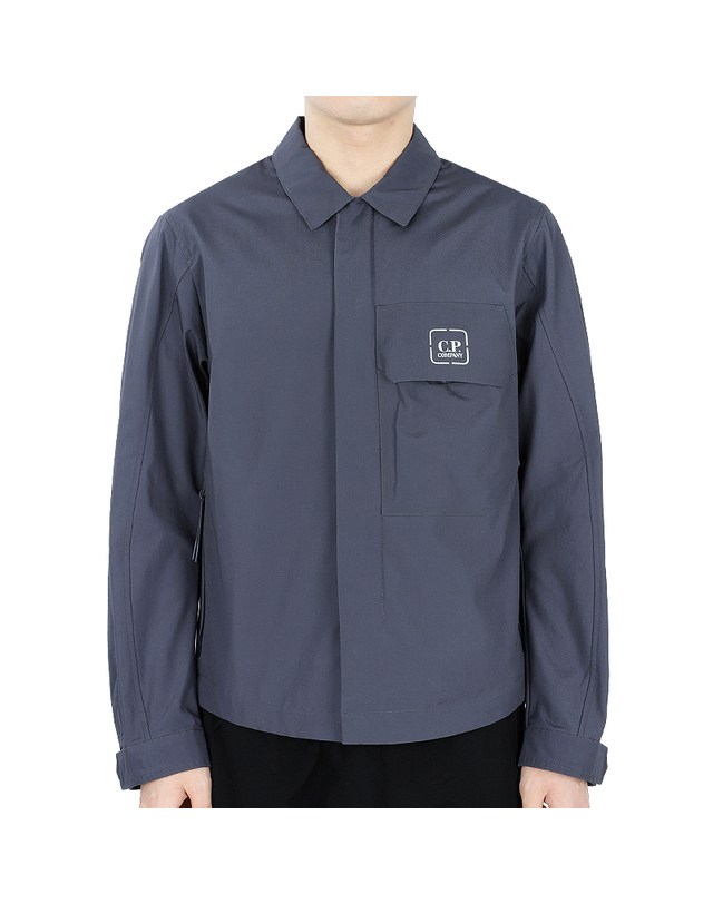 씨피 컴퍼니 23 S/S CP컴퍼니 메트로폴리스 로고 패치 셔츠 자켓(옴브레블루) 14CMOS019A 006450A 884 착용컷