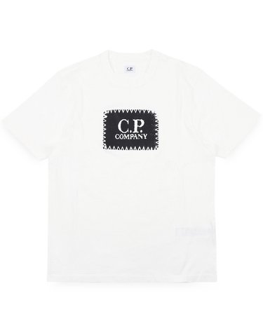 CP컴퍼니 남성 라벨 로고 프린팅 반팔(화이트) RCCMTS723A 005100W 103