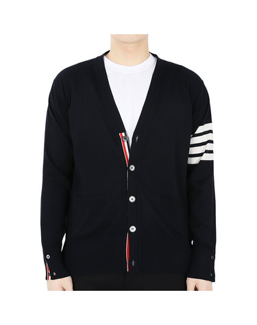 23 F/W 톰브라운 남성 사선완장 V넥 울 가디건(네이비) MKC002A Y1014 415
