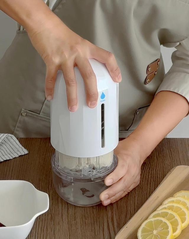 엠지엠씨 [엠지엠씨] 플루딕 오이지 짤순이 야채 탈수기/유청분리기 착용컷