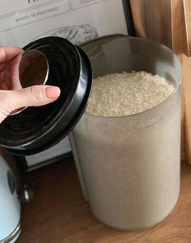 엠지엠씨 [엠지엠씨] 플루딕 진공 밀폐쌀통 3L 잡곡/쌀보관 착용컷