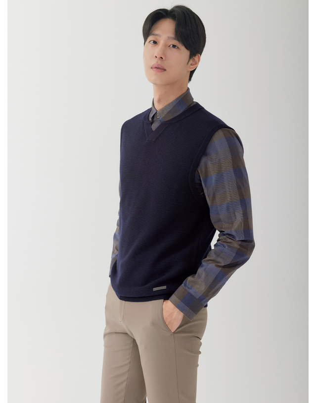 라이프로그 남성 슬릿넥 니트 베스트 MCKTO901 착용컷