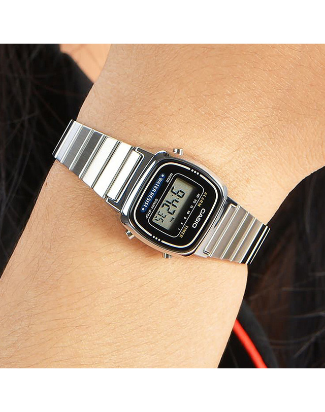 카시오 CASIO 카시오 LA670WD-1 메탈밴드 디지털 빈티지 전자시계 착용컷