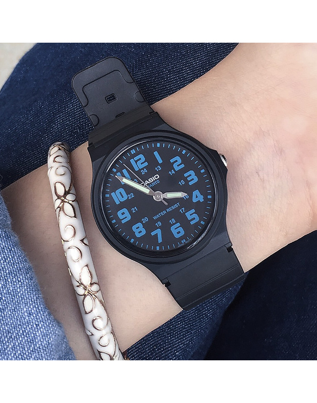 카시오 CASIO 카시오 MQ-71-2B 우레탄밴드 빈티지 수능시계 착용컷