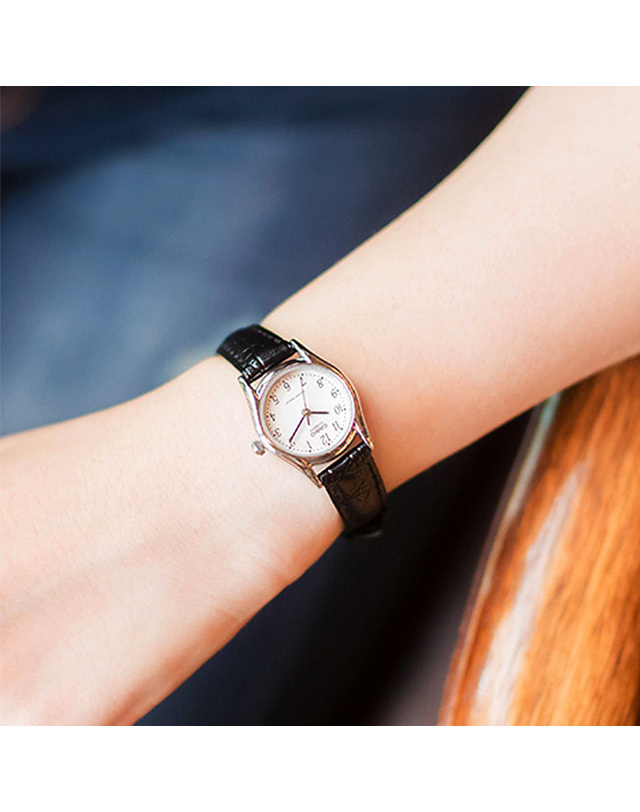 카시오 CASIO 카시오 LTP-1094E-7B 가죽밴드 빈티지 수능시계 착용컷