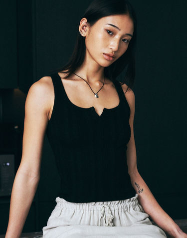 Minimal Slit Point Sleeveless (Black)						