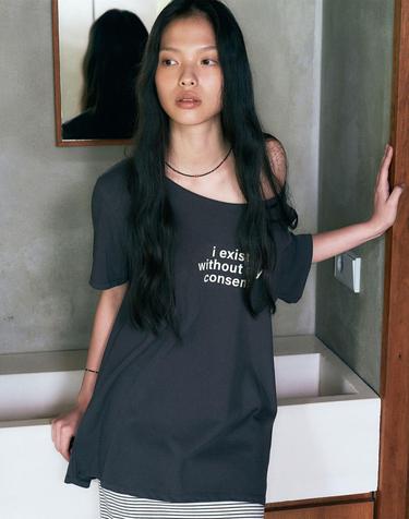 Lettering Off Shoulder T-shirt (Charcoal)