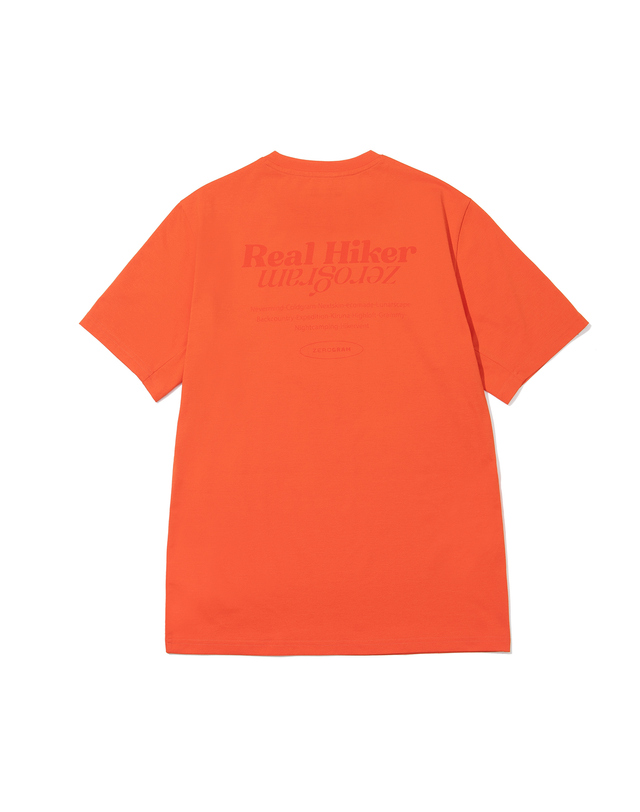 제로그램 에코메이드 타이포그래픽 티셔츠 / LIGHT ORANGE 블랙 착용컷