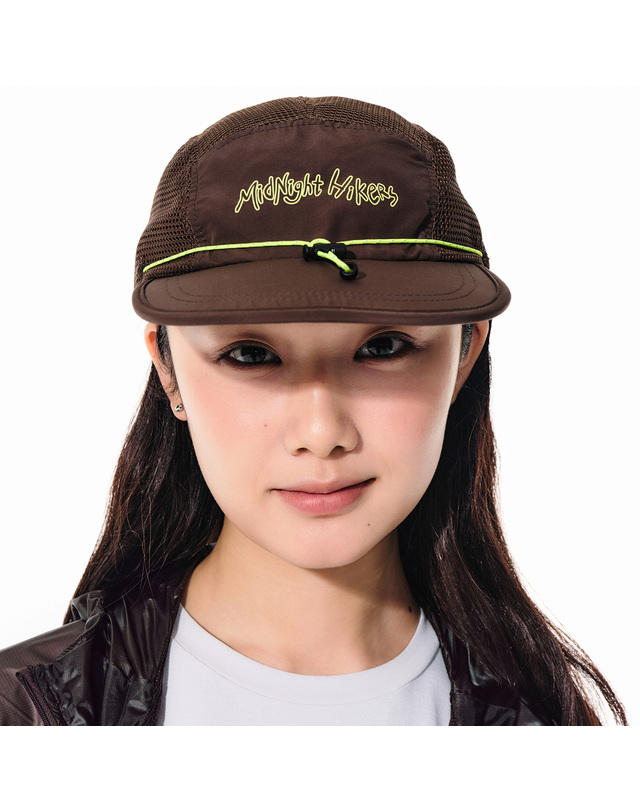 제로그램 MIDNIGHT HIKERS 5패널 메쉬 캡 브라운 착용컷